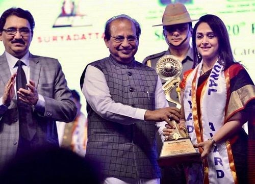 Mrinal Kulkarni receiving Suryadatta National Award