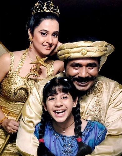Mrinal Kulkarni with other actors of the TV series 'Son Pari'
