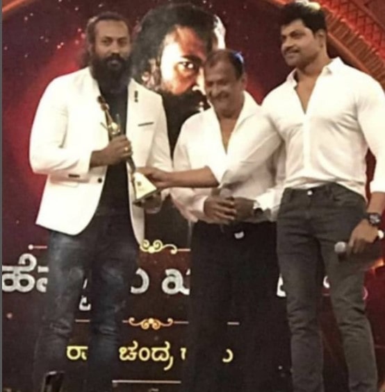 Ramachandran Raju receiving the Zee Kannada Award