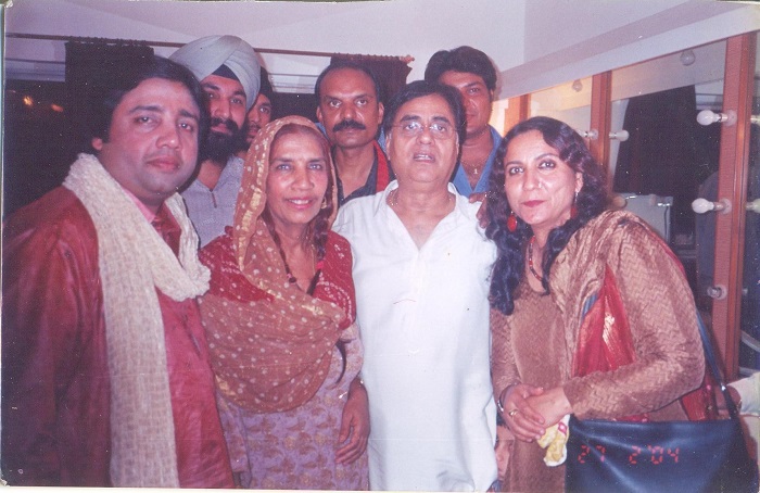 Reshma with singer Jagjit Singh