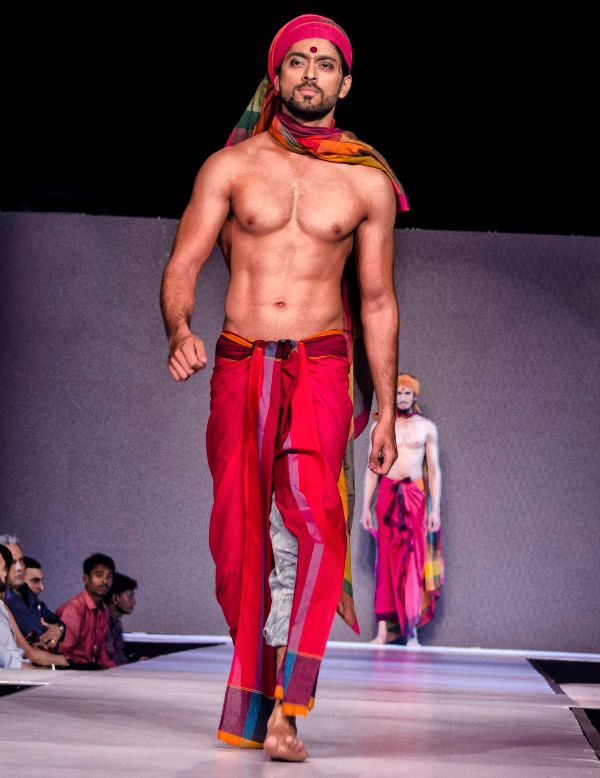 Tarak Ponnappa modelling Arup Nanjappa's collection of unisex lungis at Orion Festival of Giving (2015)