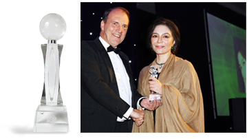 Tehmina Durrani receives the award for A Powerful Author at Pakistan Power 100, UK