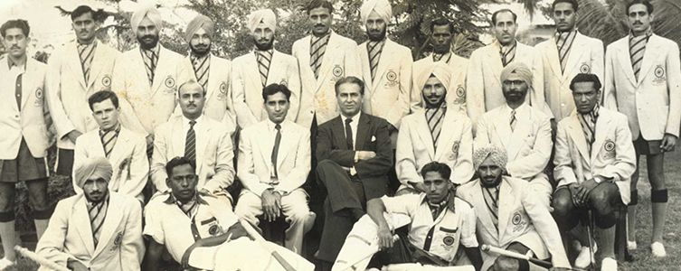 Naval Tata with hockey team