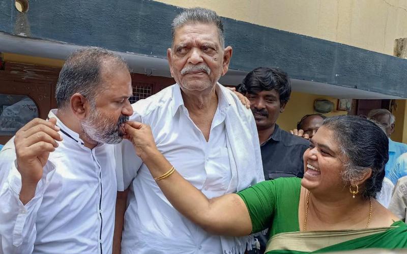 A.G. Perarivalan, convict in Rajiv Gandhi assassination case, with his father and sister after Supreme Court released him on 18 May 2022