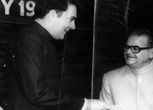 An old photo of Sukh Ram with Rajiv Gandhi