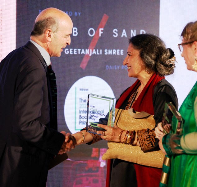 Geetanjali Shree receiving International Booker Prize (2022)