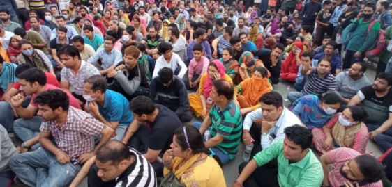 Kashmiri Pandits block highway in Jammu and Kashmir to protest against the killing of Rahul Bhati
