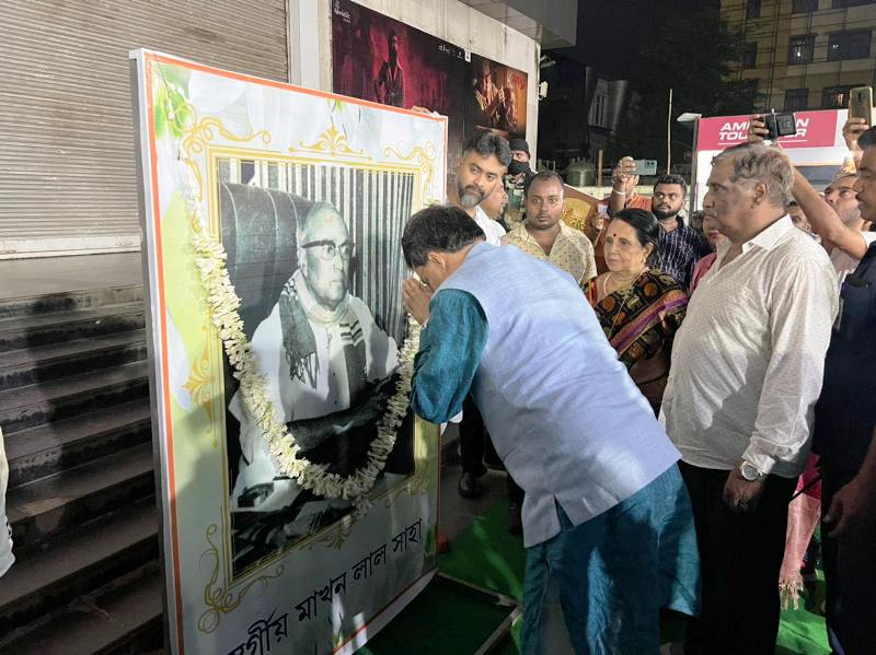 Manik Saha paying homage to his father's portrait