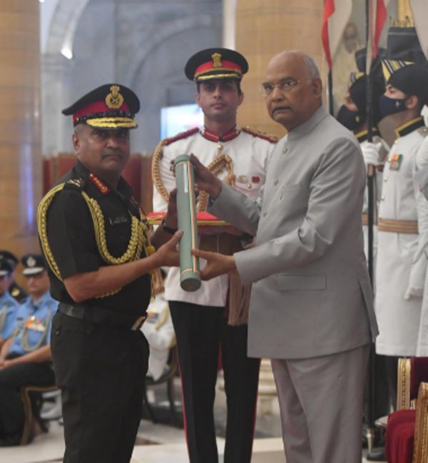 Manoj Pande received the Param Vishisht Seva Medal from President Ram Nath Kovind on 10 May 2022