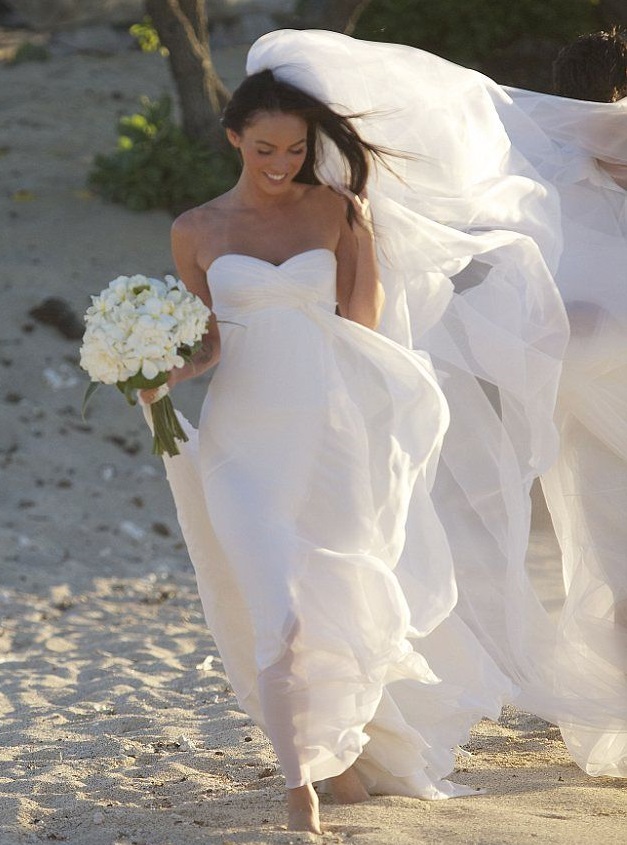 Megan Fox walking bare foot on the beach in Kona, Hawaii during her marriage ceremony