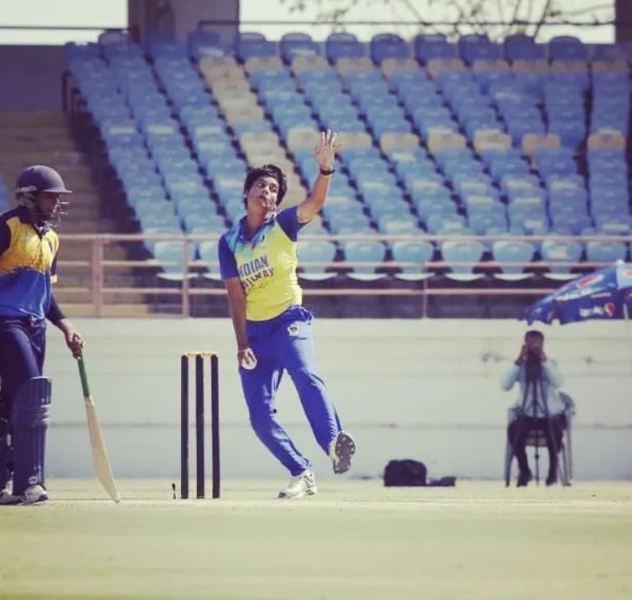 Meghna Singh bowling for the Indian Railway team