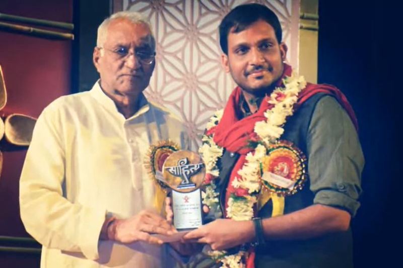 Nilotpal Mrinal receiving Sahitya Akademi Youth Award (2016)
