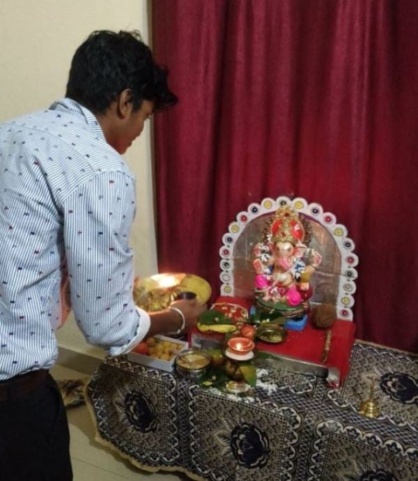Pooja Vastrakar worshipping Lord Ganesha's idol