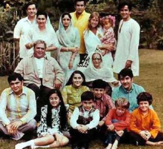 Prithviraj Kapoor with his wife (both sitting on chairs), children, and grandchildren