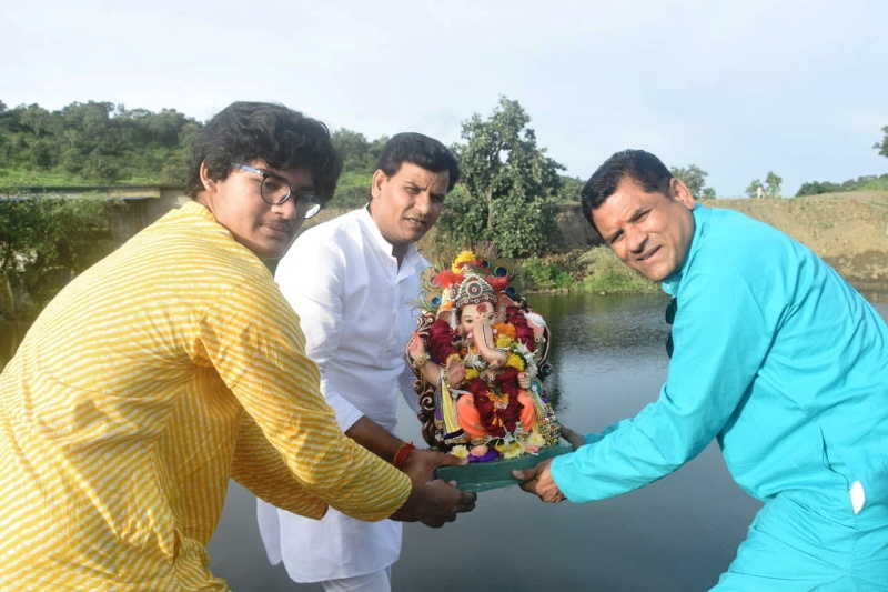Ravi Rana (middle), along with his other family members, carrying Lord Ganesha's statue for visarjan