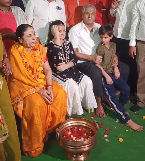Ravi Rana's parents along with his children, Ranveer and Aarohi