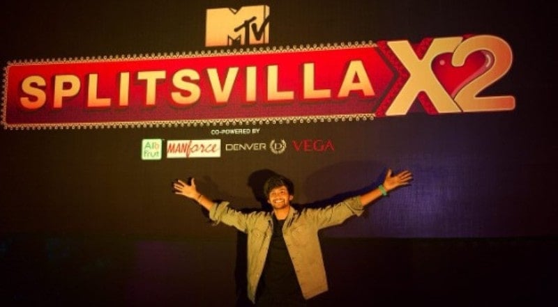 Sohil Jhuti in front of the banner of the show, Splitsvilla