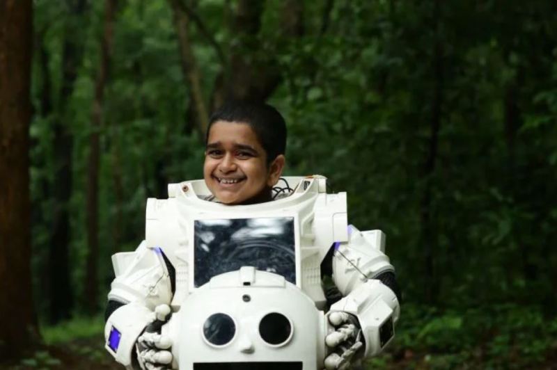 Sooraj Thelakkad as the robot Android Kunjappan