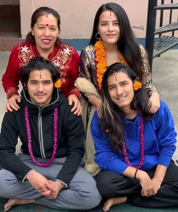 Swoopna Suman with his mother and siblings