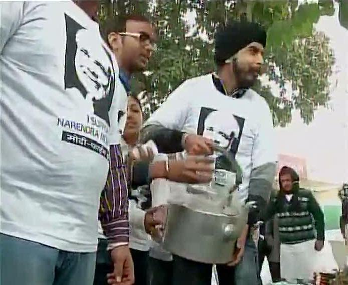 Tajinder Bagga selling tea outside AICC Meet as a mark of protest against Mani Shankar Aiyar's remark on Modi