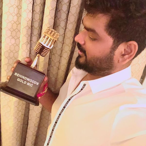 Vignesh Shivan with his Behindwoods Gold Mic Music Award