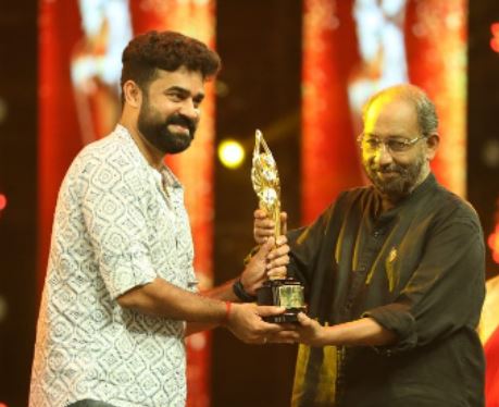 Vijay Babu receiving Flower TV Award
