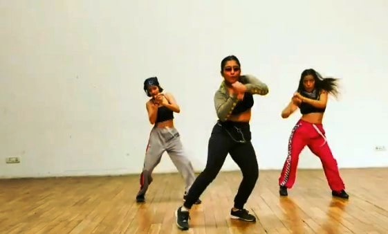 Yukti Arora while choreographing in the Hauli Hauli dance video