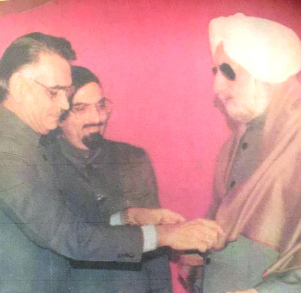 Beant Singh receiving the Sun of India award Beant Singh receiving the Sun of India award from Shivraj Patil, Speaker of the Lok Sabha