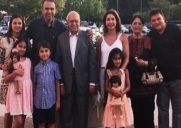 Gopi Narang with wife Manorama Narang, sons, daughters-in-law, and grandchildren
