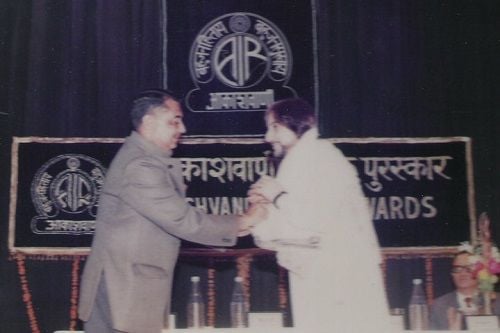Pandit Bhajan Sopori receiving National Akashwani Award