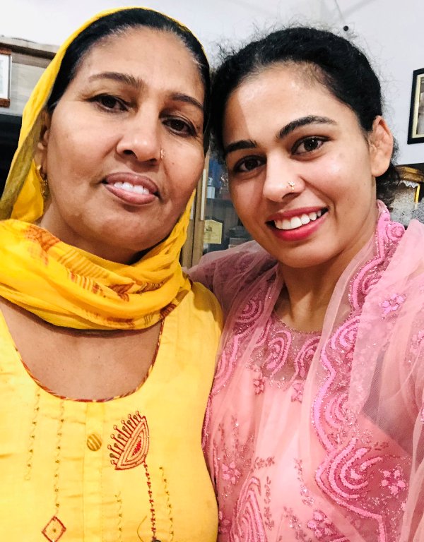 Pooja Dhanda with her mother 