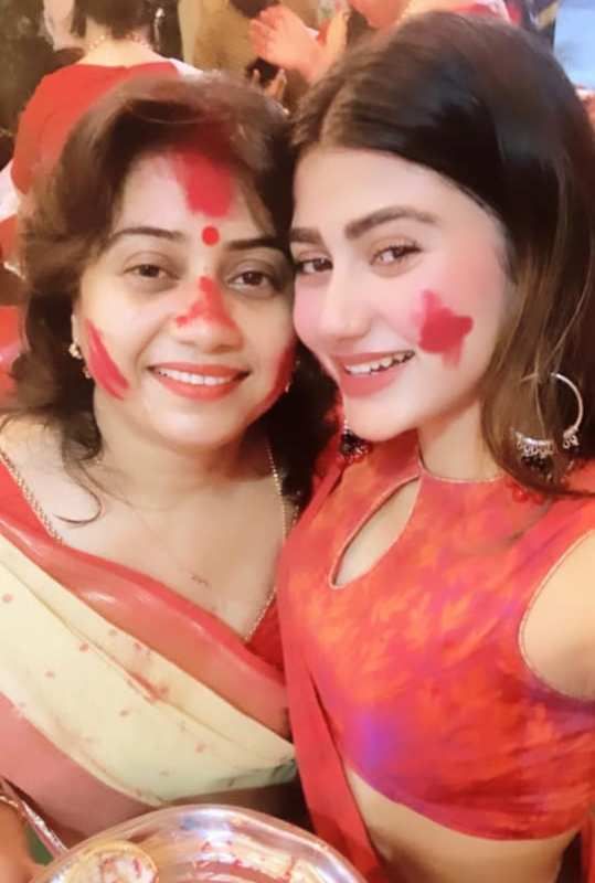 Prantika Das with her mother