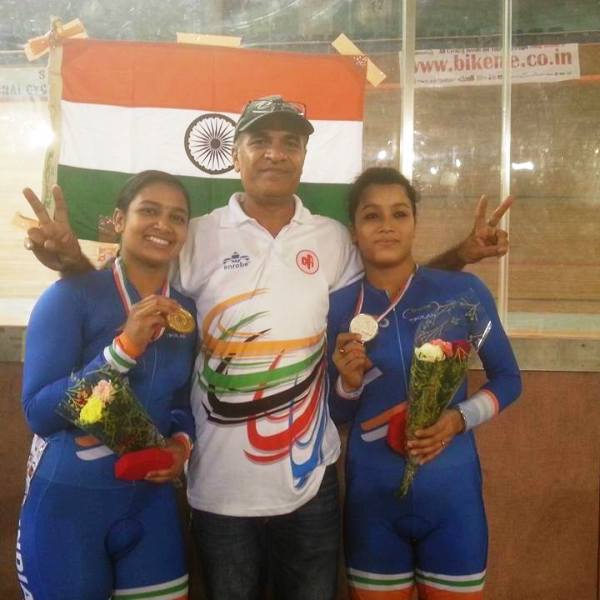 RK Sharma with the Women Junior team that had won Gold and Silver medals in Team Sprint during the 2016 Track ASIA Cup