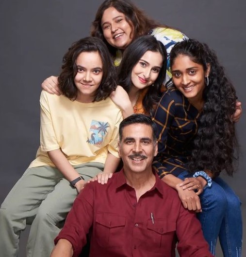 Sehajmeen Kaur with the cast of the film Raksha Bandhan
