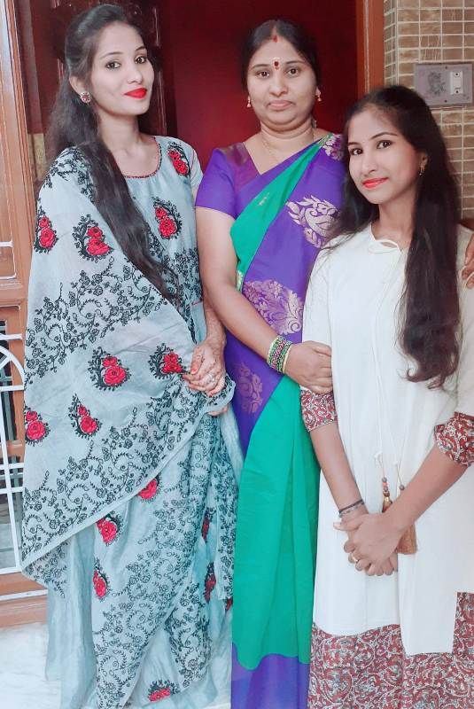 Swathi Sathish with her mother and sister