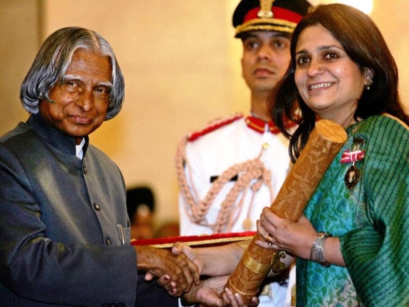 Teesta Setalvad receiving Padma Shri from late APJ Abdul Kalam, the then President of India