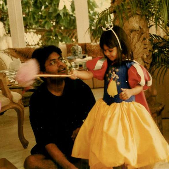 A childhood photo of Aliya Modi with her father