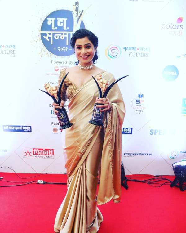 Amruta Pawar with her award 