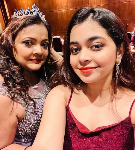 Anushka Banerjee with her mother