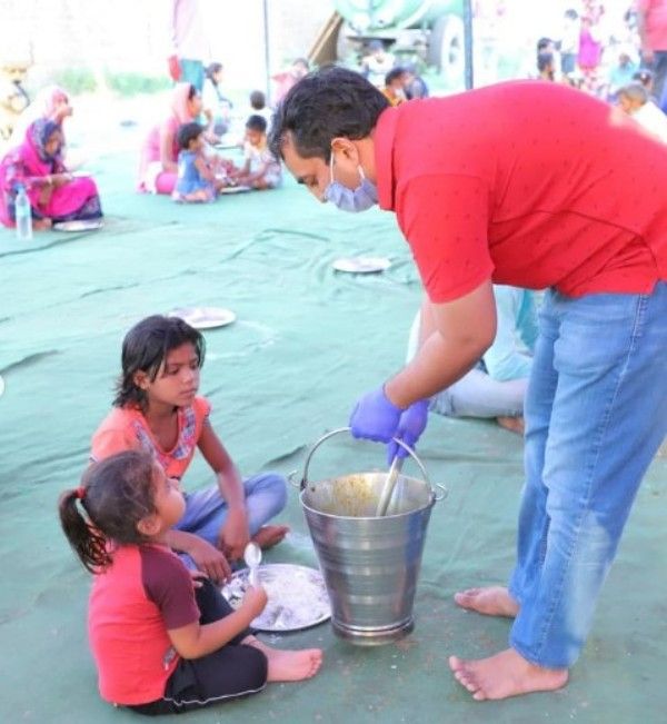 Arun Yadav distributing food amid lockdown
