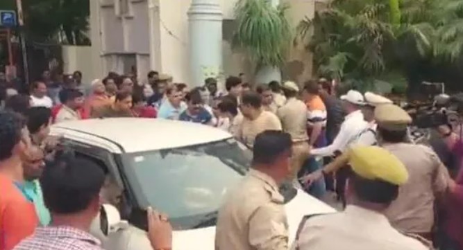 Chhattisgarh Police and Ghaziabad Police clash outside their residence for the custody of Rohit Ranjan