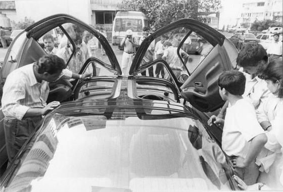 File photo of buyers examining the Toyota Sierra that belonged to Harshad Mehta at his residence in Bombay. A total of 18 cars, including six Toyotas and two Hondas, were auctioned by the Special Court.