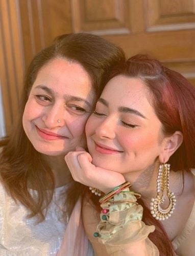 Hania Aamir and her mother