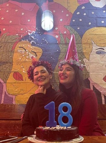 Hania Aamir and her sister