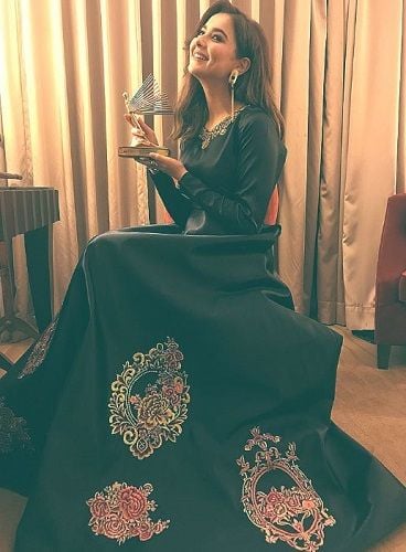Haniya Amir holding her PIFF award