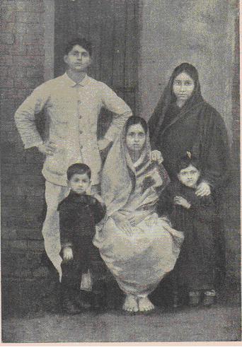 Jatindranath Mukherjee standing behind Didi Vinodebala (sitting) with his wife Indubala, elder son Tejen (left), and daughter Ashalata (right)