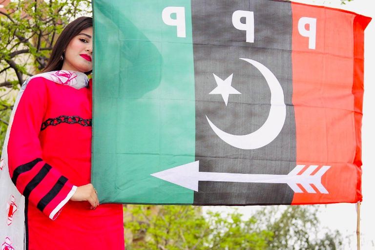 Maira Hashmi with the Pakistan Peoples Party flag