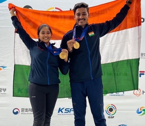 Mehuli Ghosh and Tushar Mane after winning the gold medal in the 10m Air Rifle Mixed Team Finals at the ISSF World Cup Rifle Championships in Changwon (Korea) in 2022
