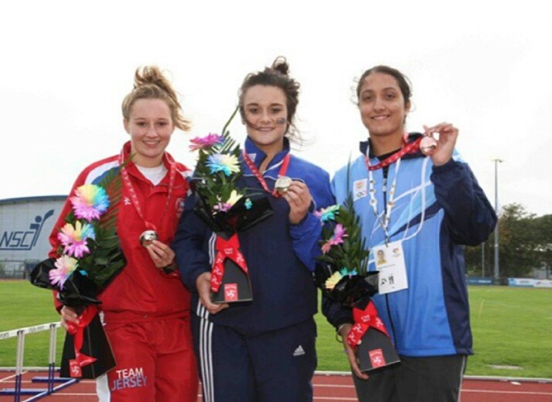 Navjeet Kaur Dhillon posing with her Bronze medal at 2011 Commonwealth Youth Games in the Discus throw