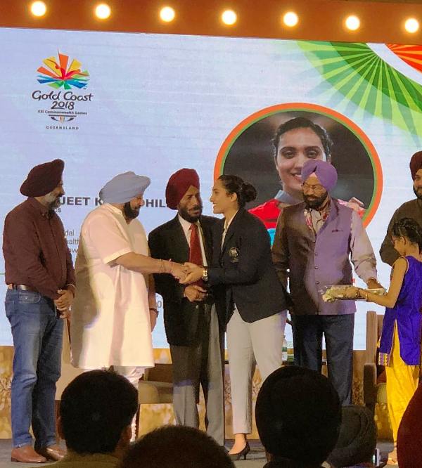 Navjeet Kaur Dhillon receiving a cash prize of Rs 40 lakh from Captain Amarinder Singh